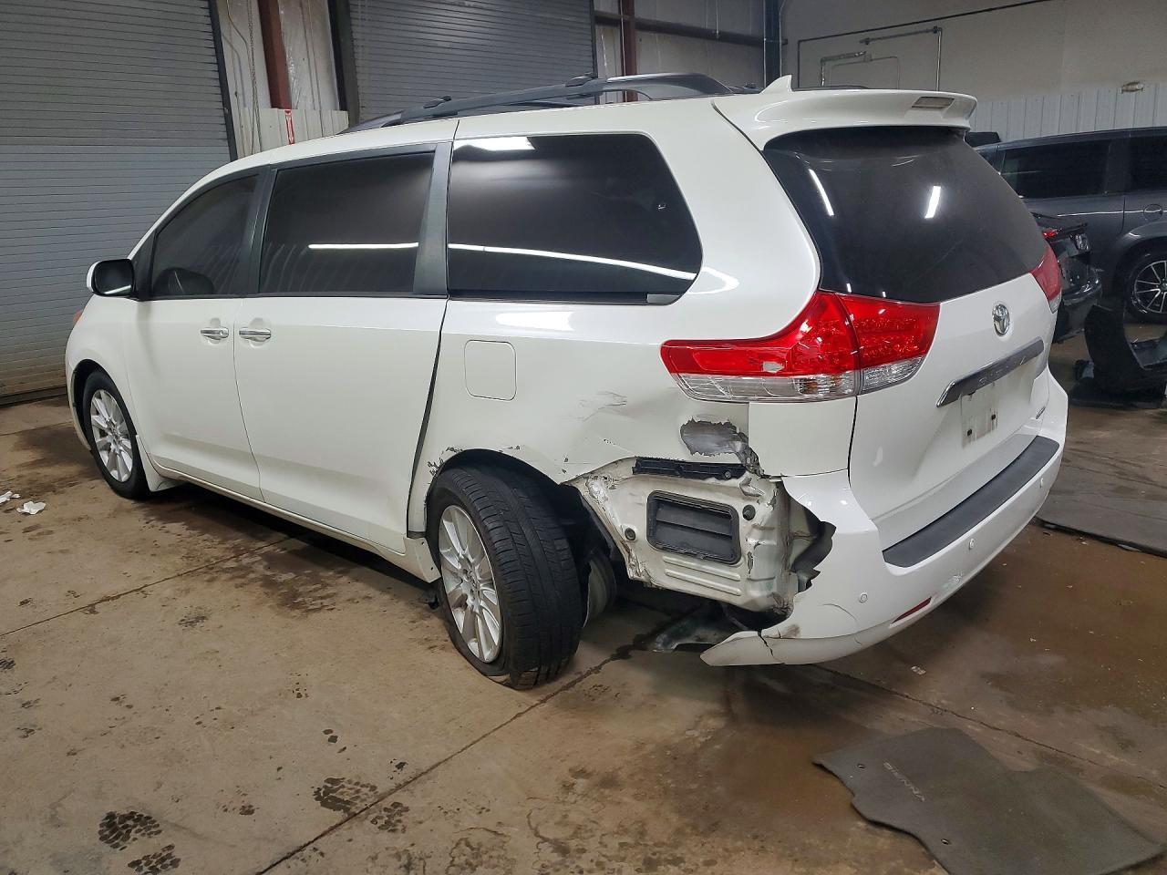 2012 Toyota Sienna Limited 7-Passenger - Фото 2