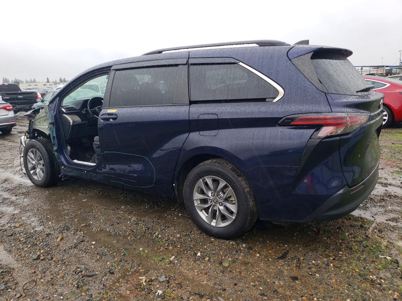 2022 Toyota Sienna Le - Фото 2