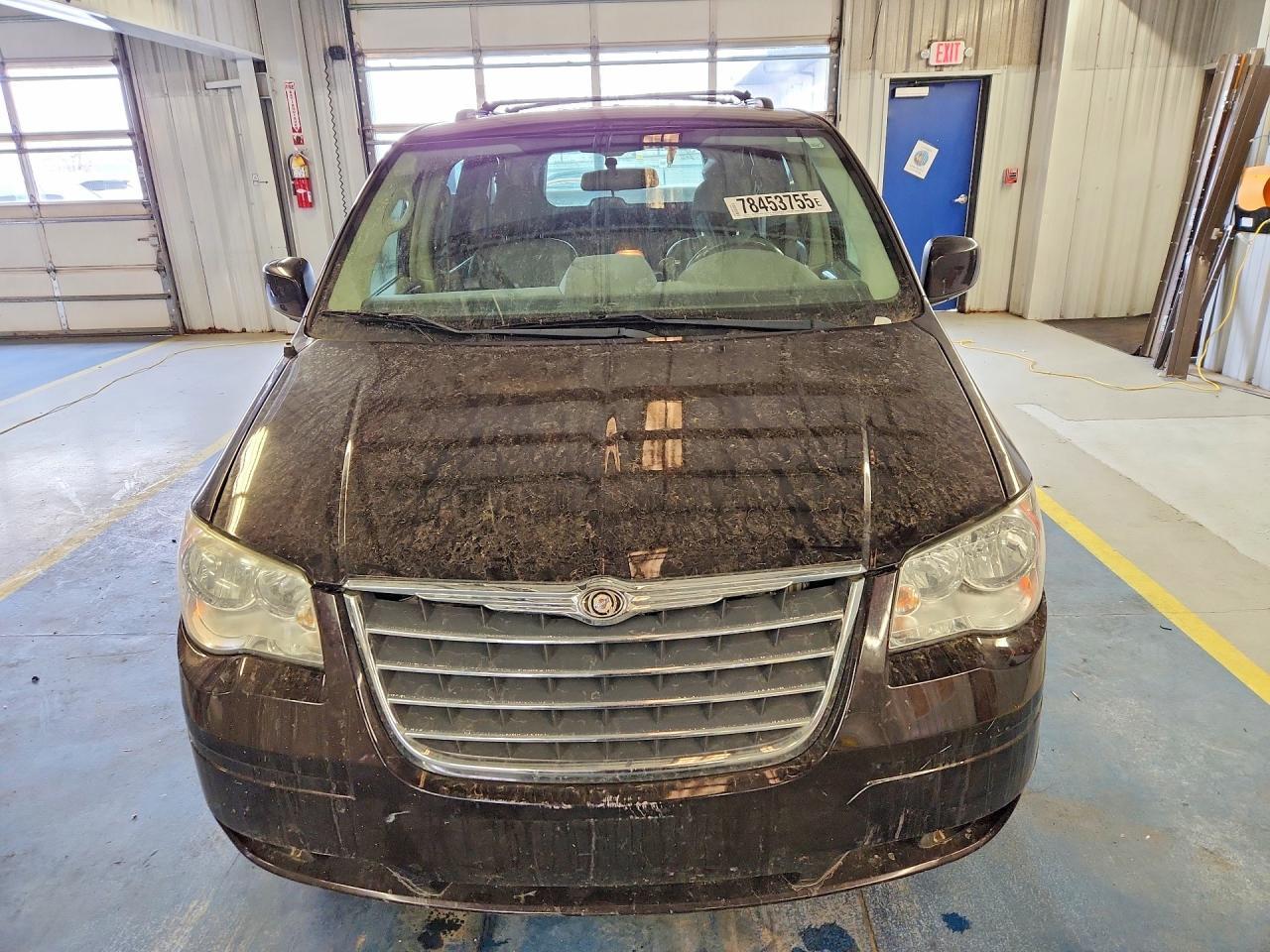 2010 Chrysler Town & Country Touring - Image 5