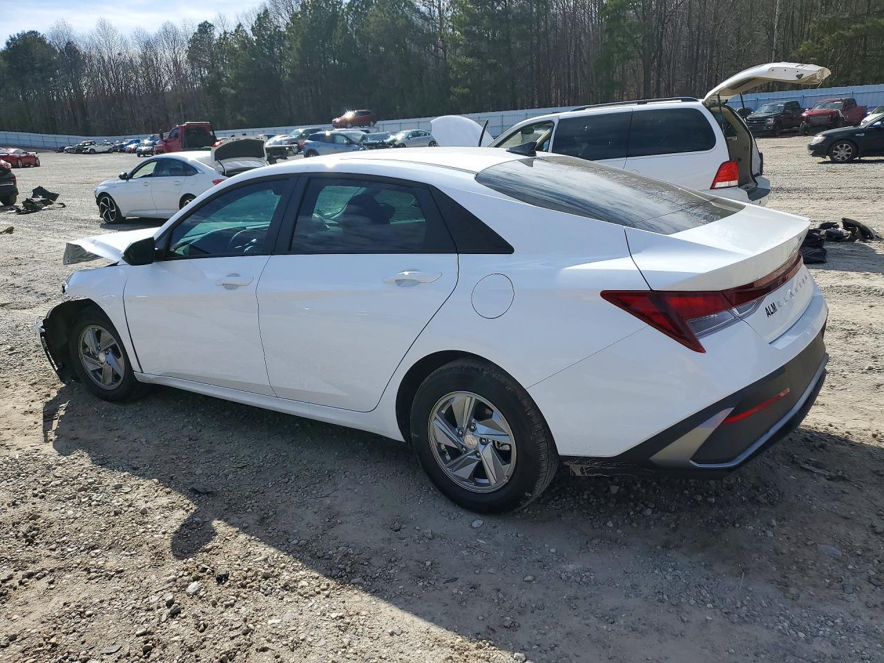 2025 Hyundai Elantra Se - Image 2