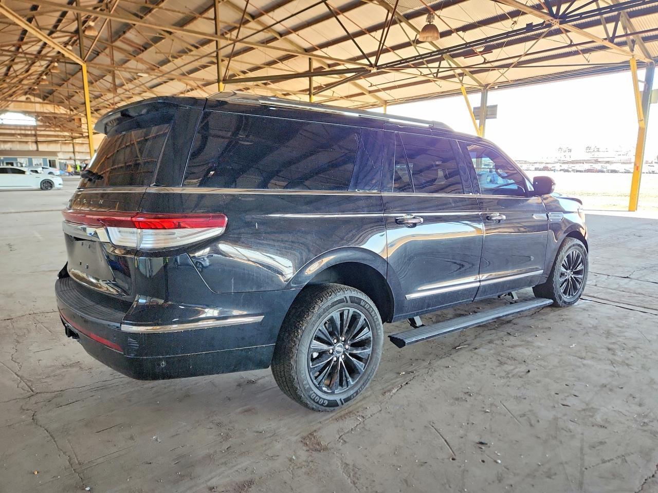 2023 Lincoln Navigator L - Фото 3