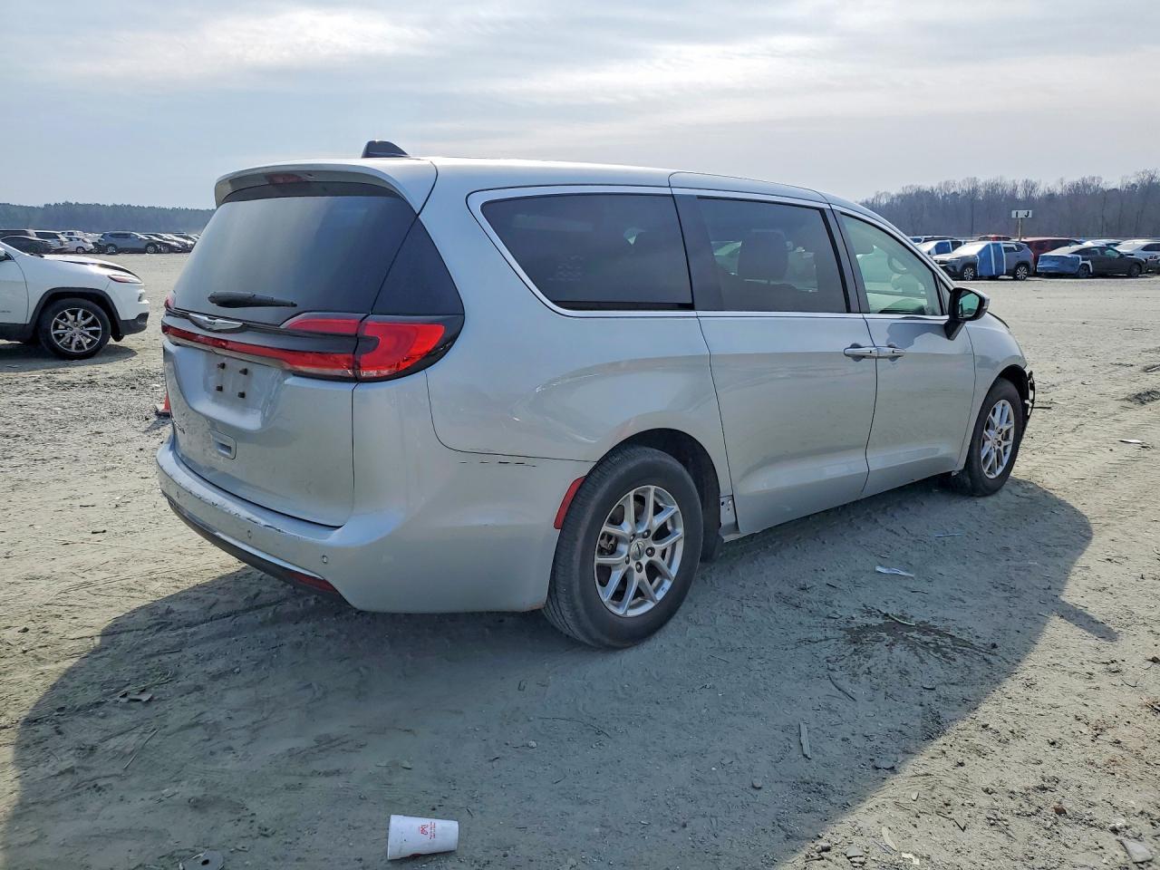 2023 Chrysler Pacifica Touring L - Фото 3