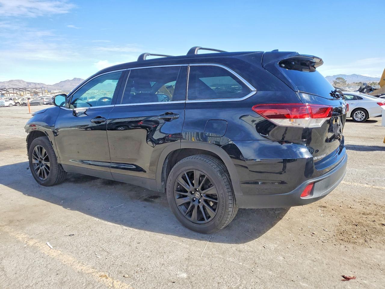 2019 Toyota Highlander Se - Фото 2