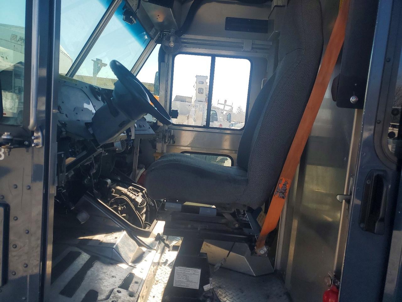 2019 Ford F-59 Step Van ** Cln Title * Pri Fleet ** - Image 7