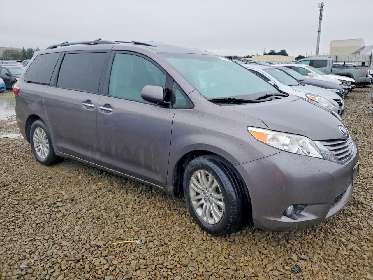 2017 Toyota Sienna Xle - Image 4