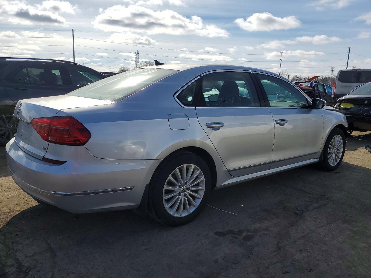 2016 Volkswagen Passat Se - Фото 3