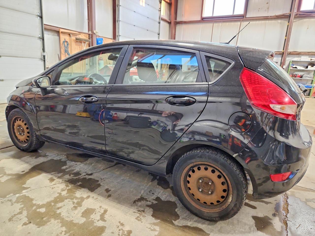 2011 Ford Fiesta Se - Image 2