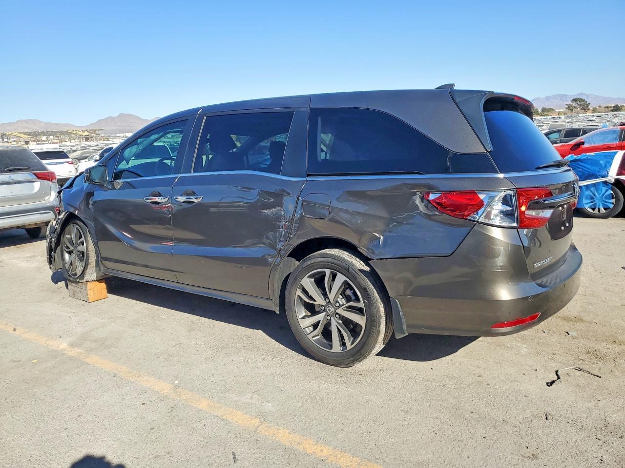 2023 Honda Odyssey Touring - Фото 2