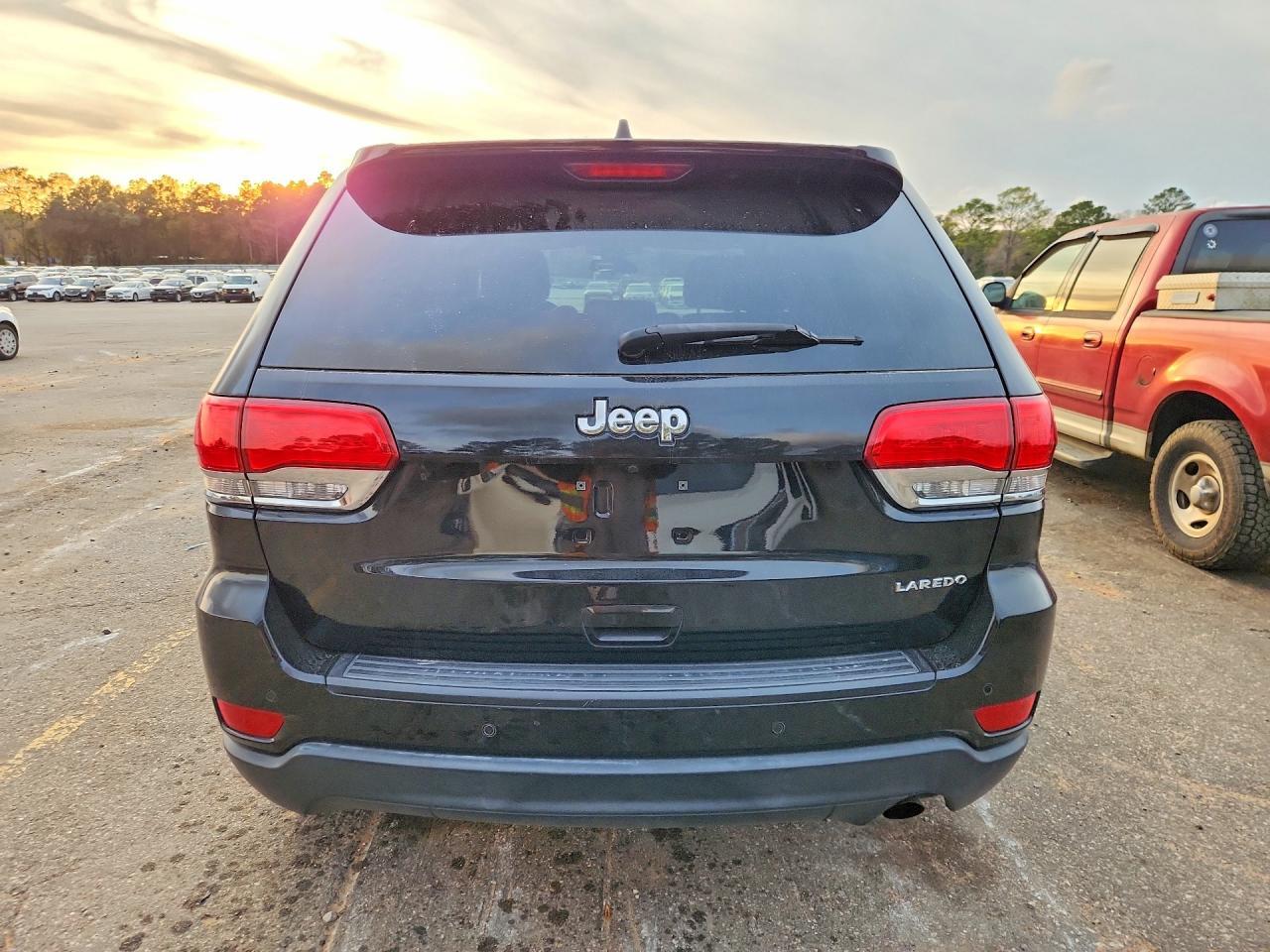 2018 Jeep Grand Cherokee Laredo - Image 6