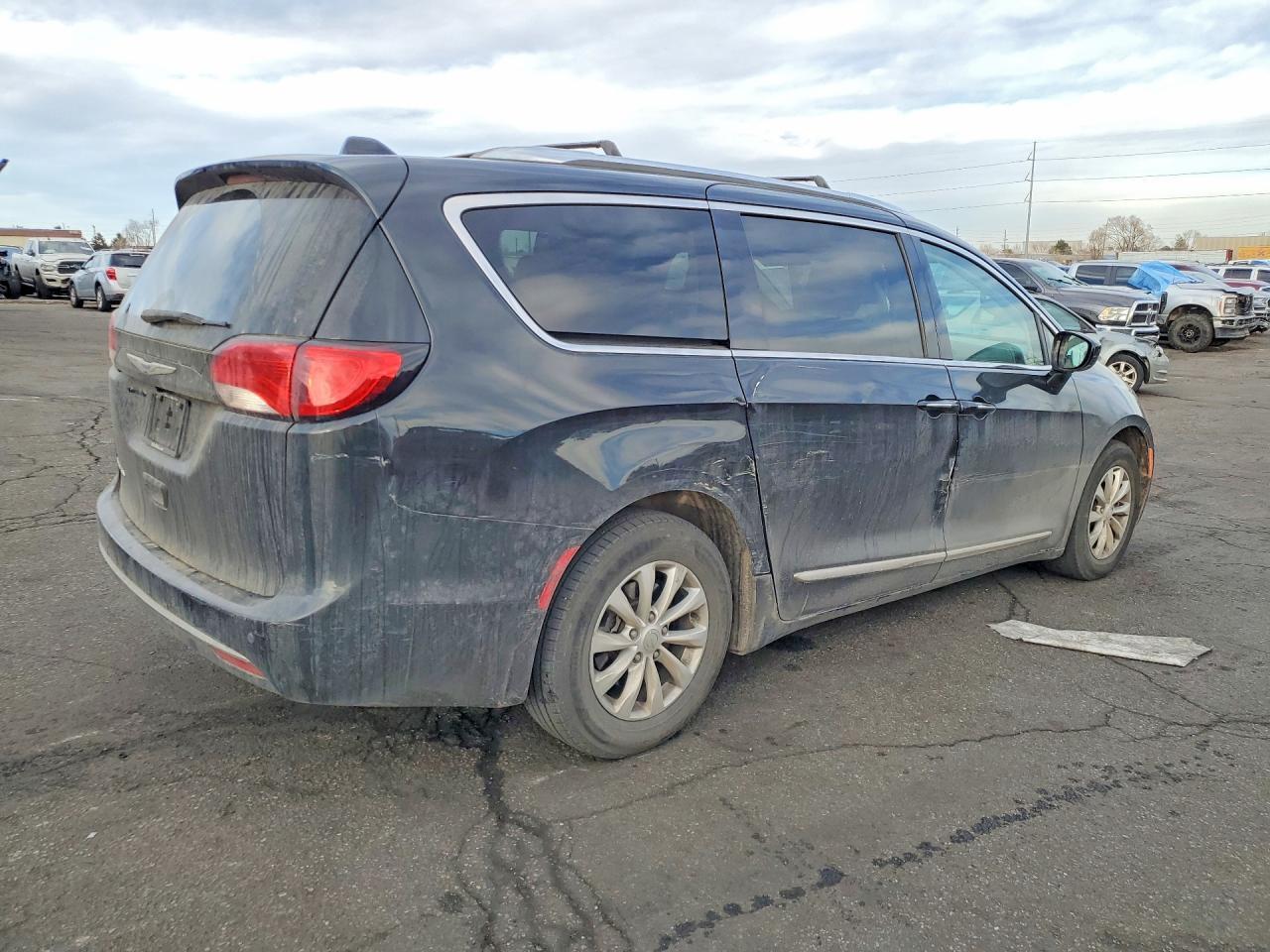 2018 Chrysler Pacifica Touring L - Image 3