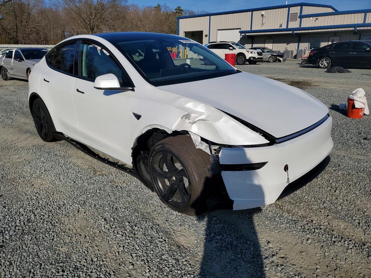 2026 Tesla Model Y - Фото 4