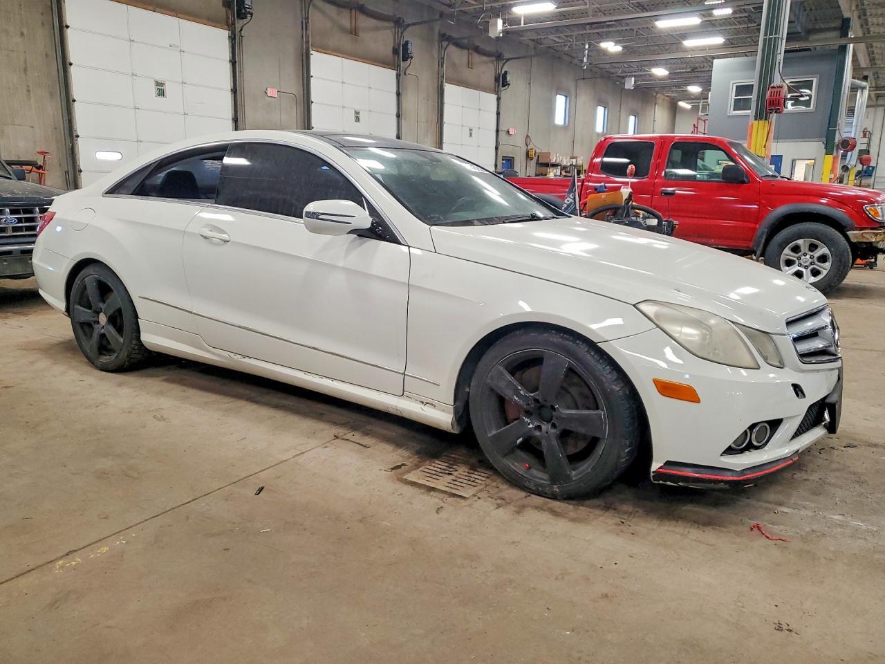 2010 Mercedes-Benz E 550 - Фото 4
