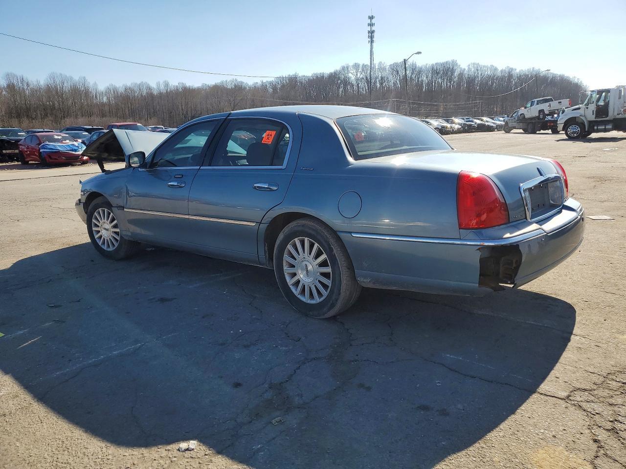 1995 Lincoln Town Car Base - Image 2