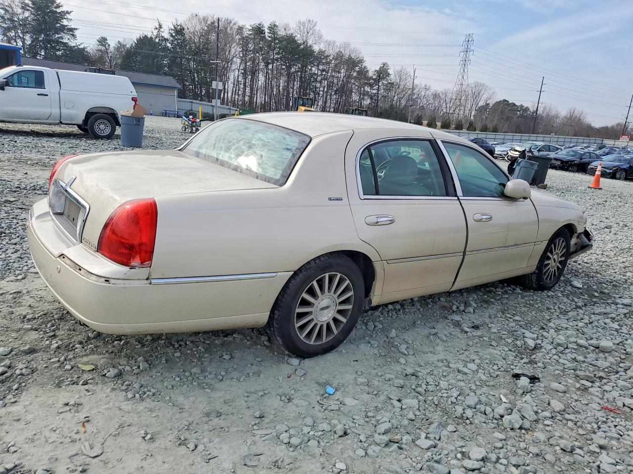 2003 Lincoln Town Car Signature - Image 3