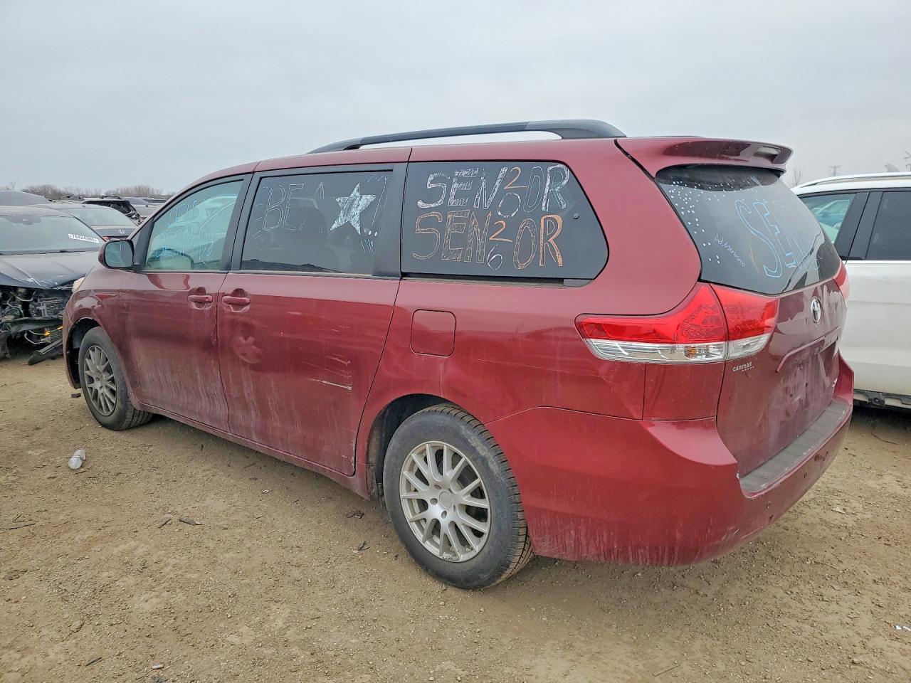 2013 Toyota Sienna - Фото 2