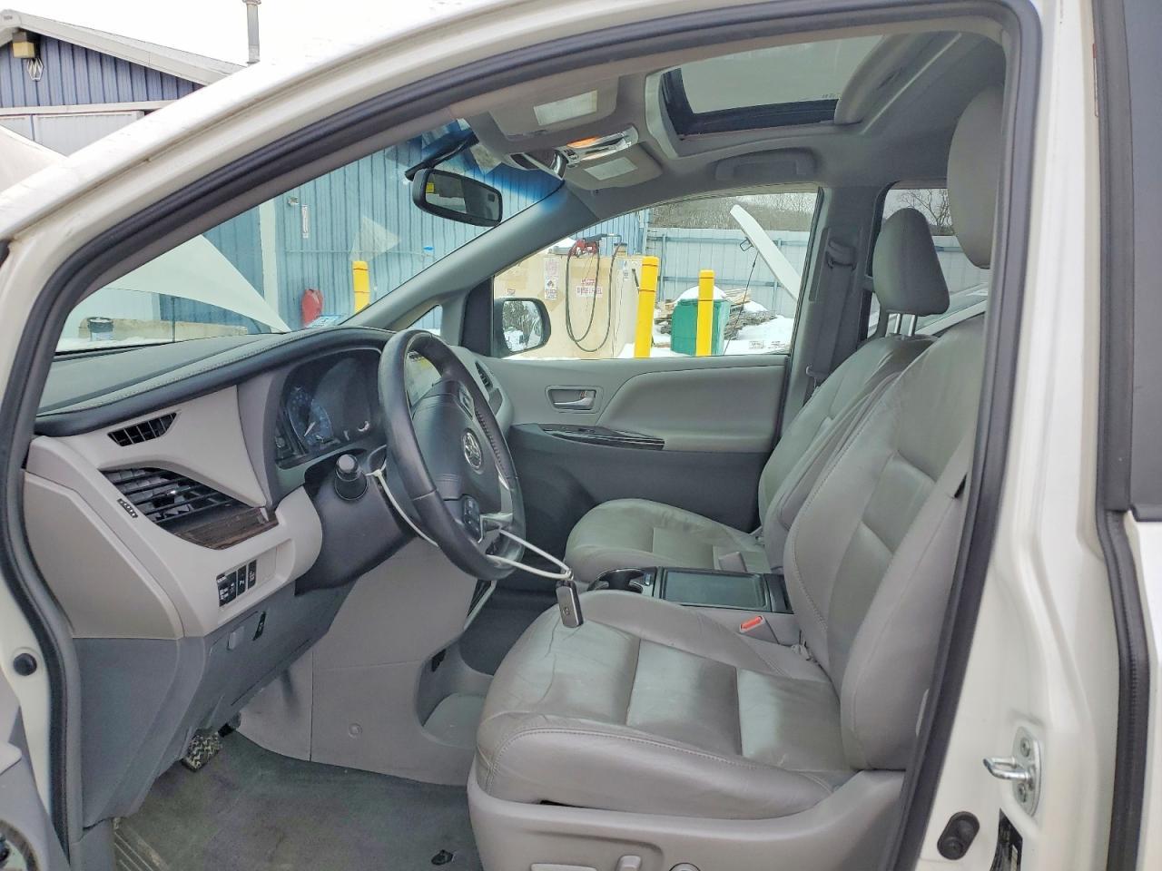 2016 Toyota Sienna Xle - Фото 7
