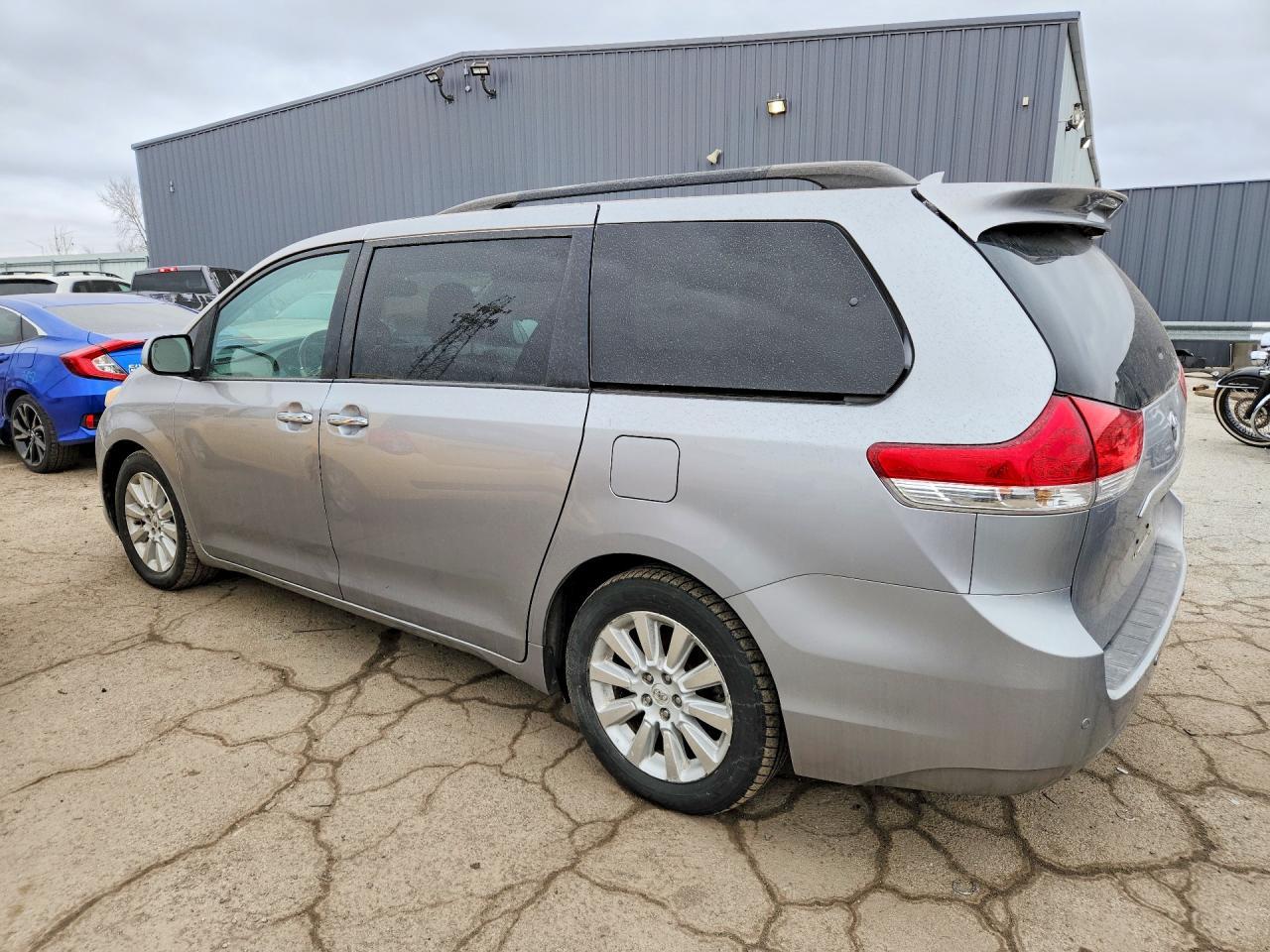 2012 Toyota Sienna - Image 2