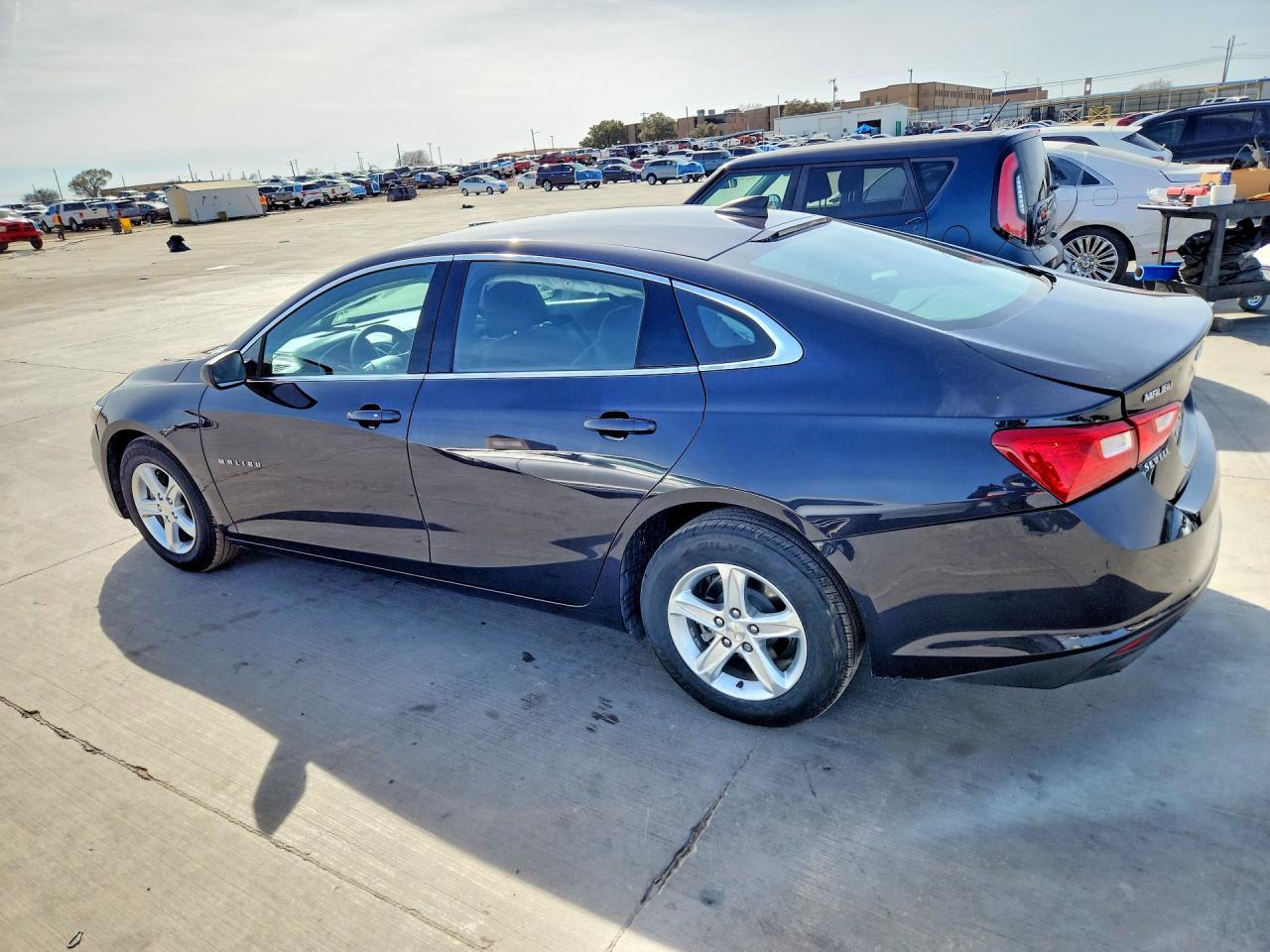 2022 Chevrolet Malibu Ls - Фото 2