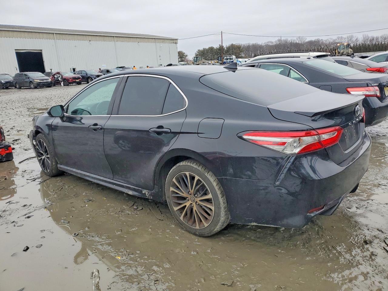 2019 Toyota Camry L - Фото 2