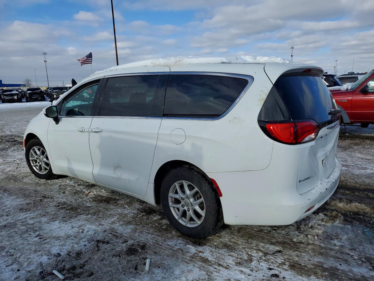 2017 Chrysler Pacifica Touring - Фото 2