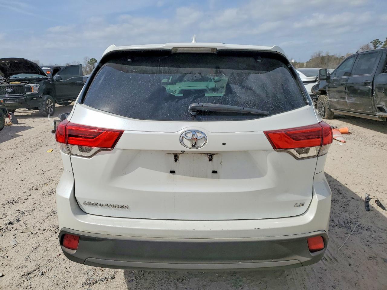 2017 Toyota Highlander Le Plus - Image 6
