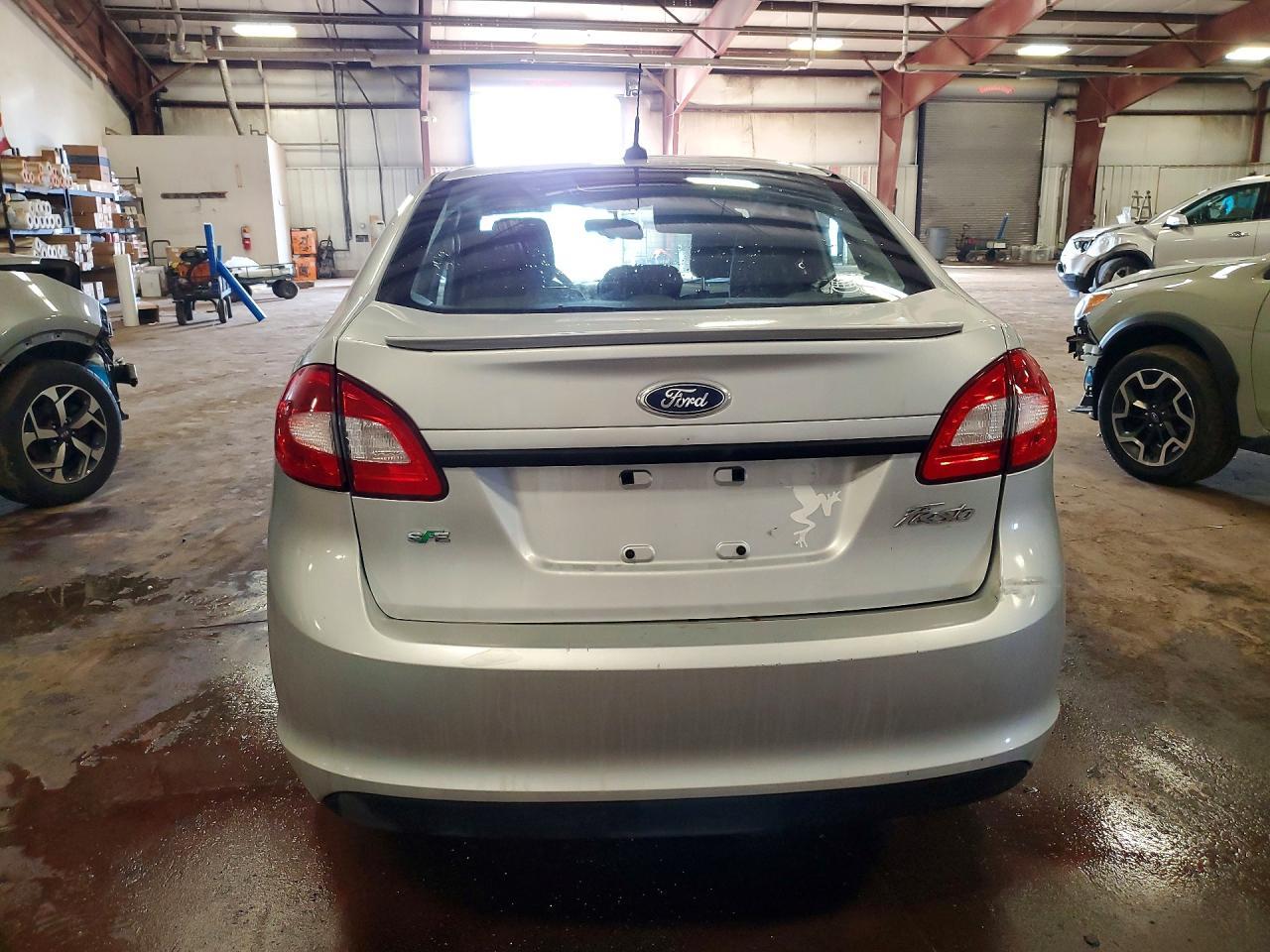 2012 Ford Fiesta Se - Фото 6