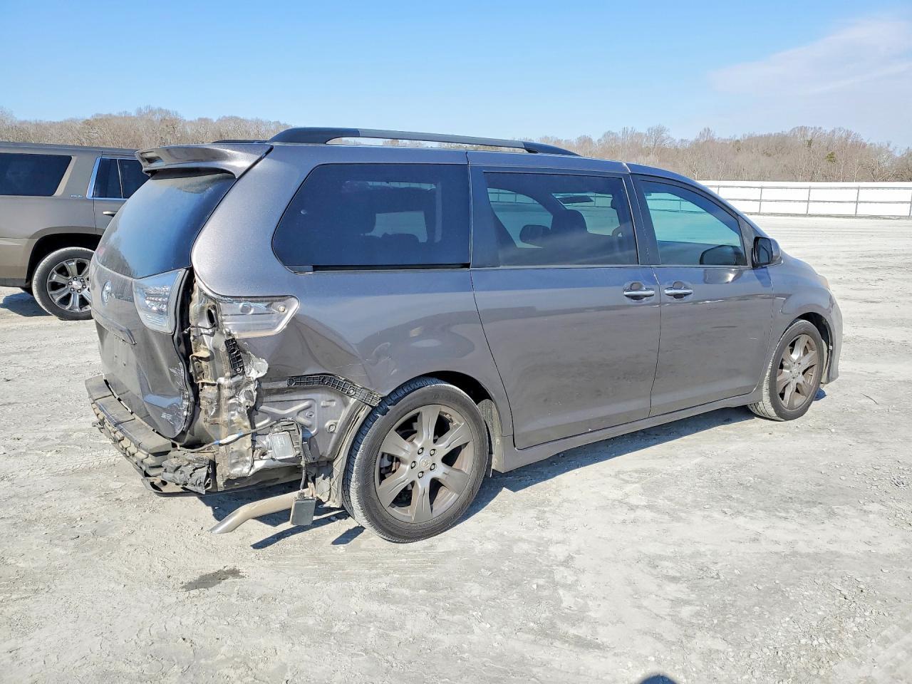 2017 Toyota Sienna Se - Фото 3