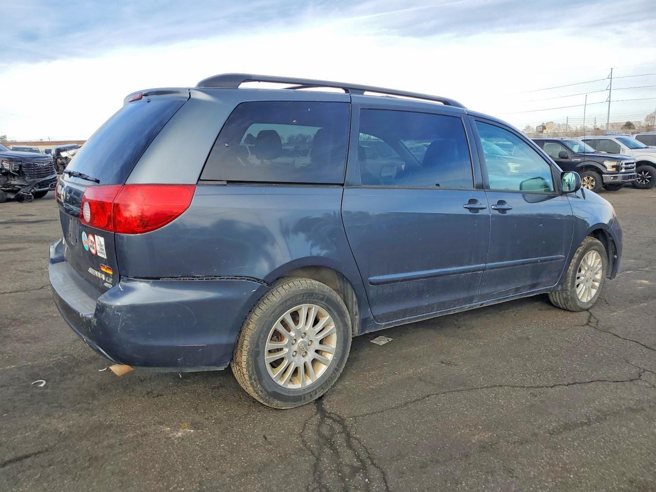 2010 Toyota Sienna - Фото 3