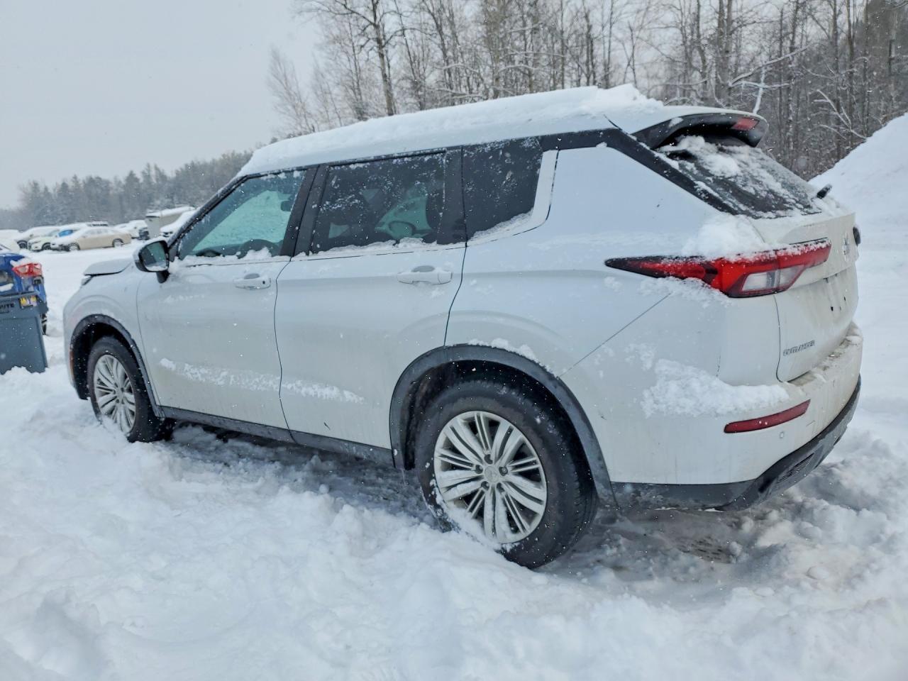 2022 Mitsubishi Outlander - Фото 2