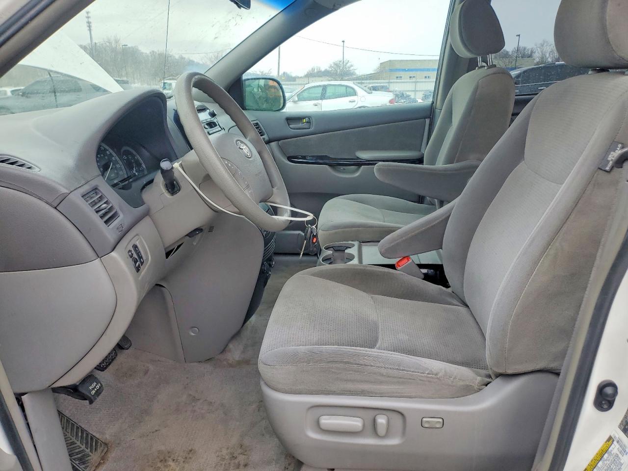 2005 Toyota Sienna Le 7 Passenger - Image 7