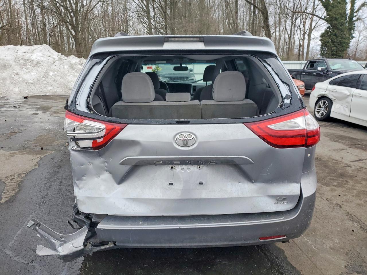 2015 Toyota Sienna Le - Image 6