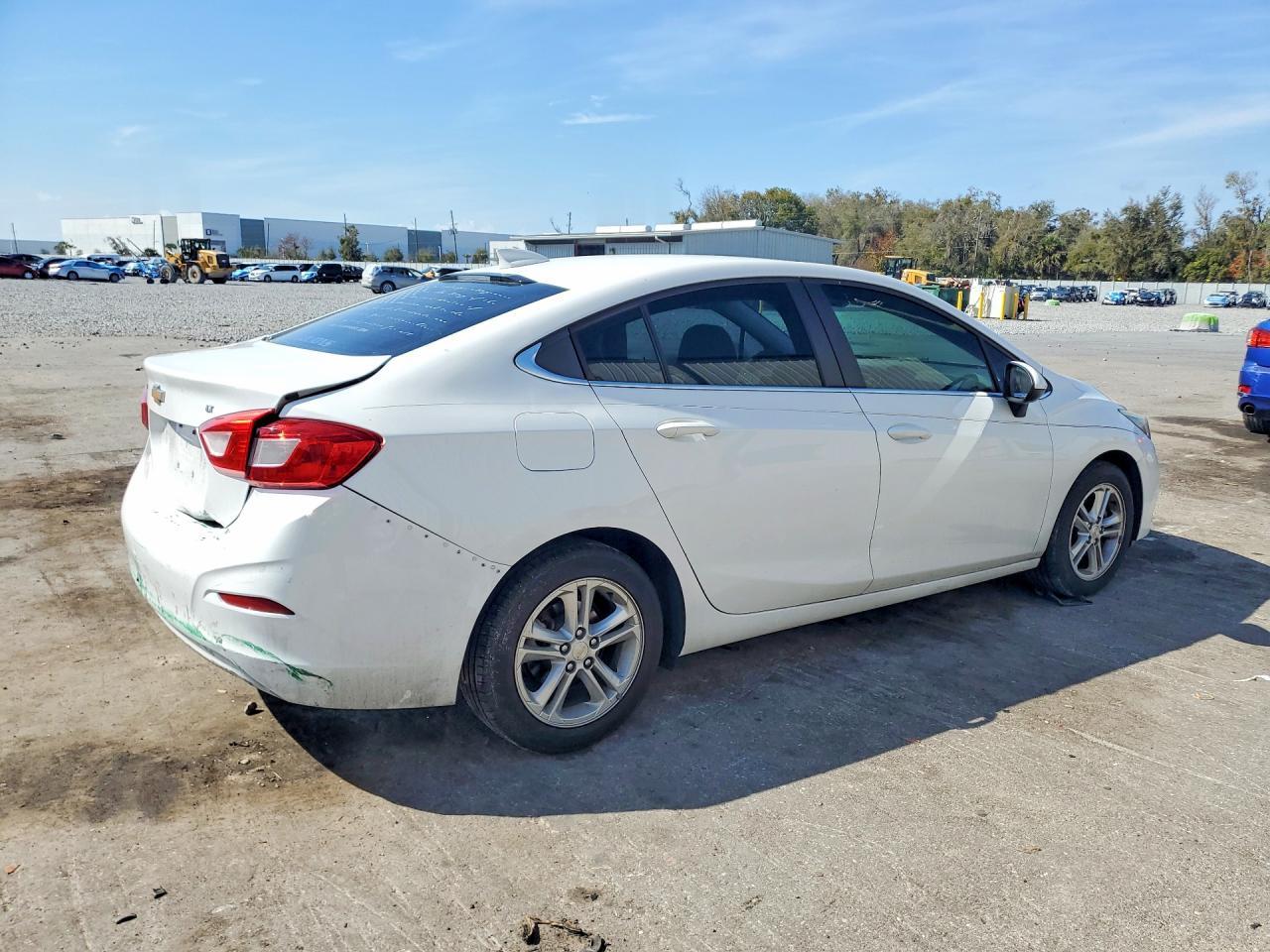 2018 Chevrolet Cruze Lt - Image 3