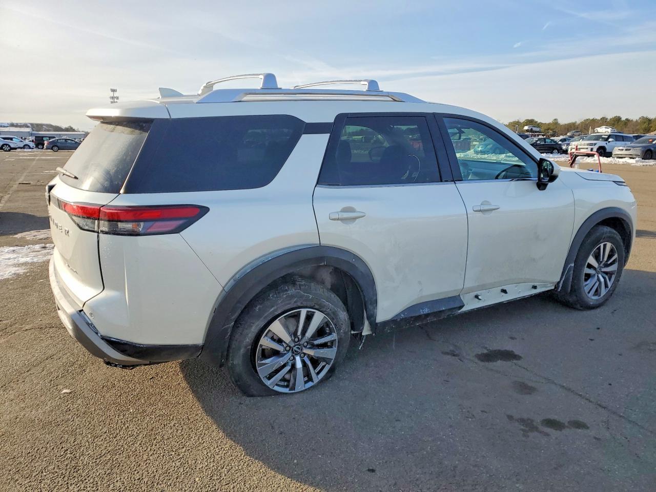 2023 Nissan Pathfinder Sl - Image 3
