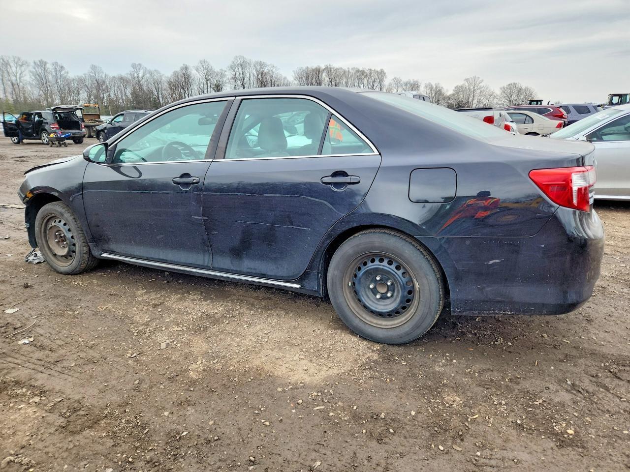 2013 Toyota Camry - Фото 2