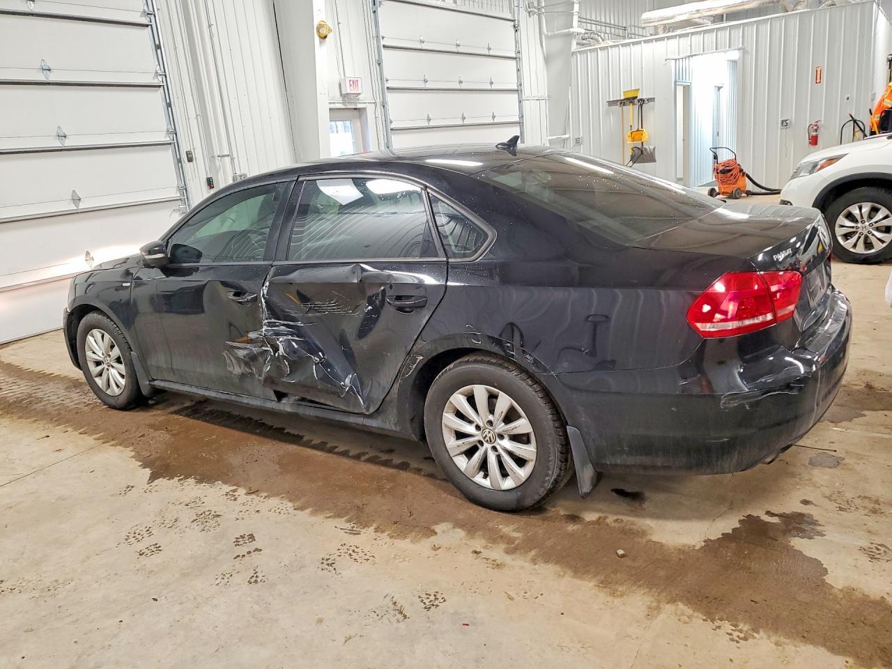 2014 Volkswagen Passat - Image 2