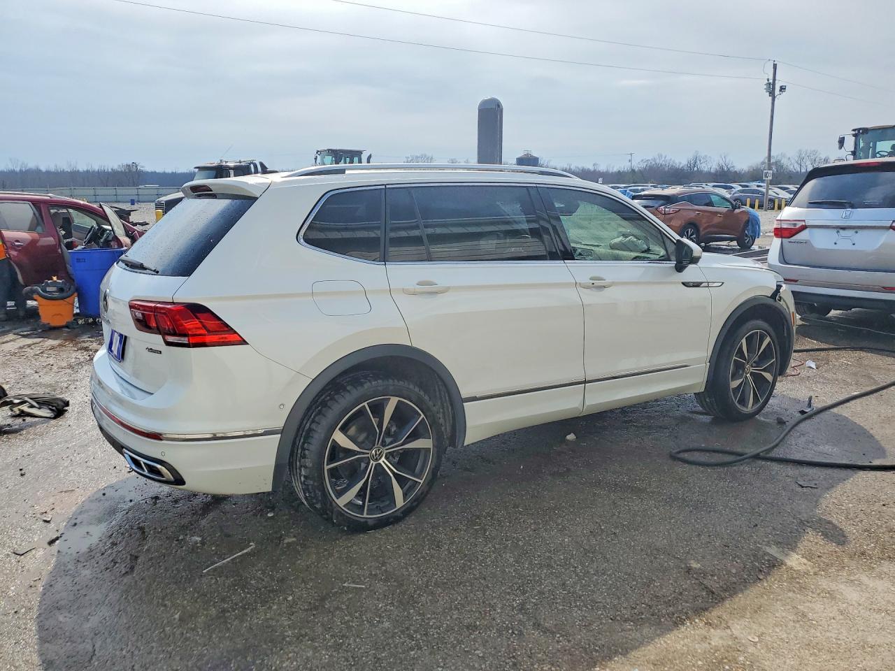 2022 Volkswagen Tiguan Sel R-Line - Image 3