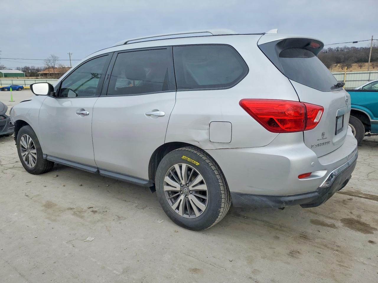 2019 Nissan Pathfinder S - Image 2