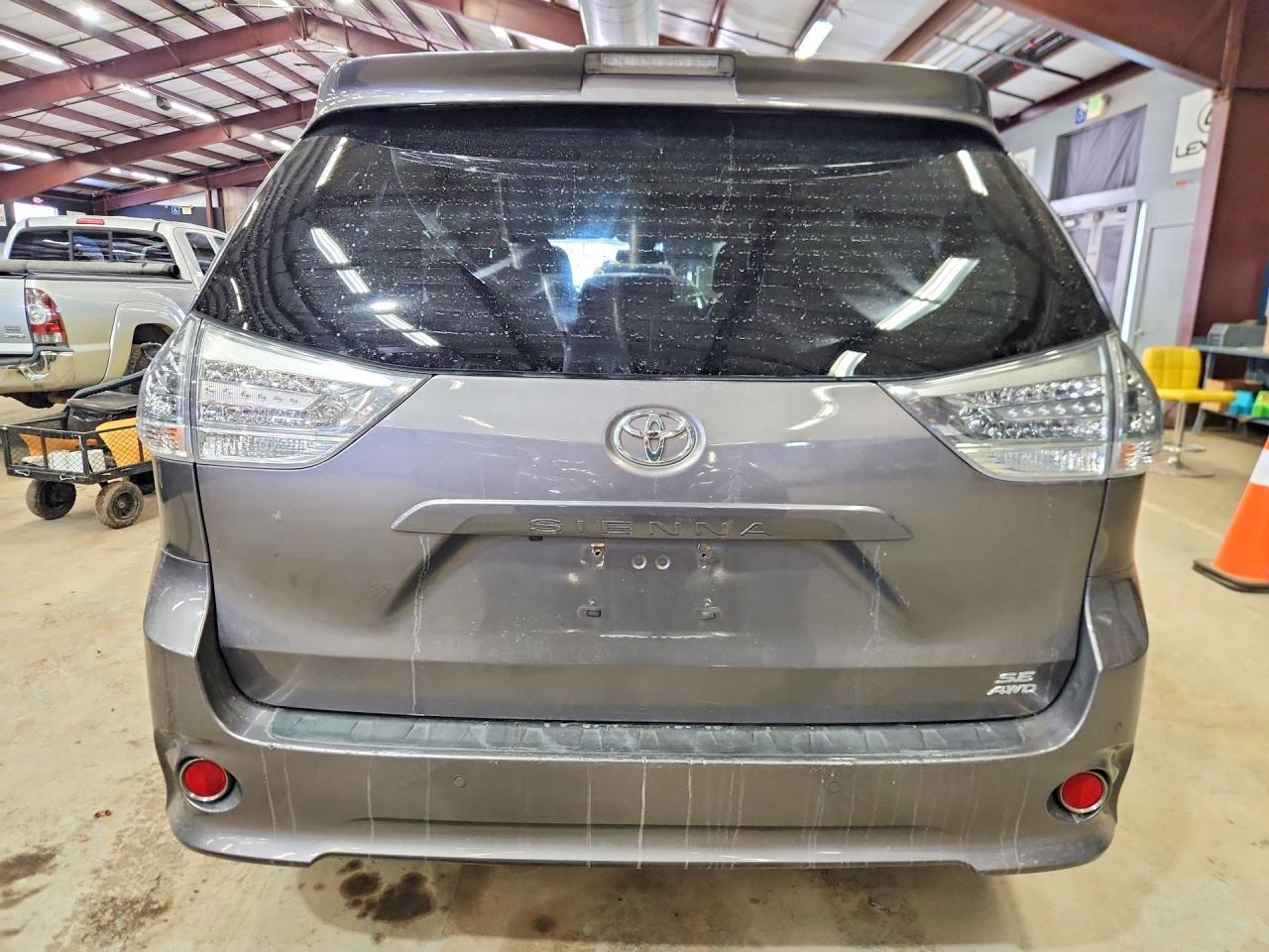 2020 Toyota Sienna Se - Image 6