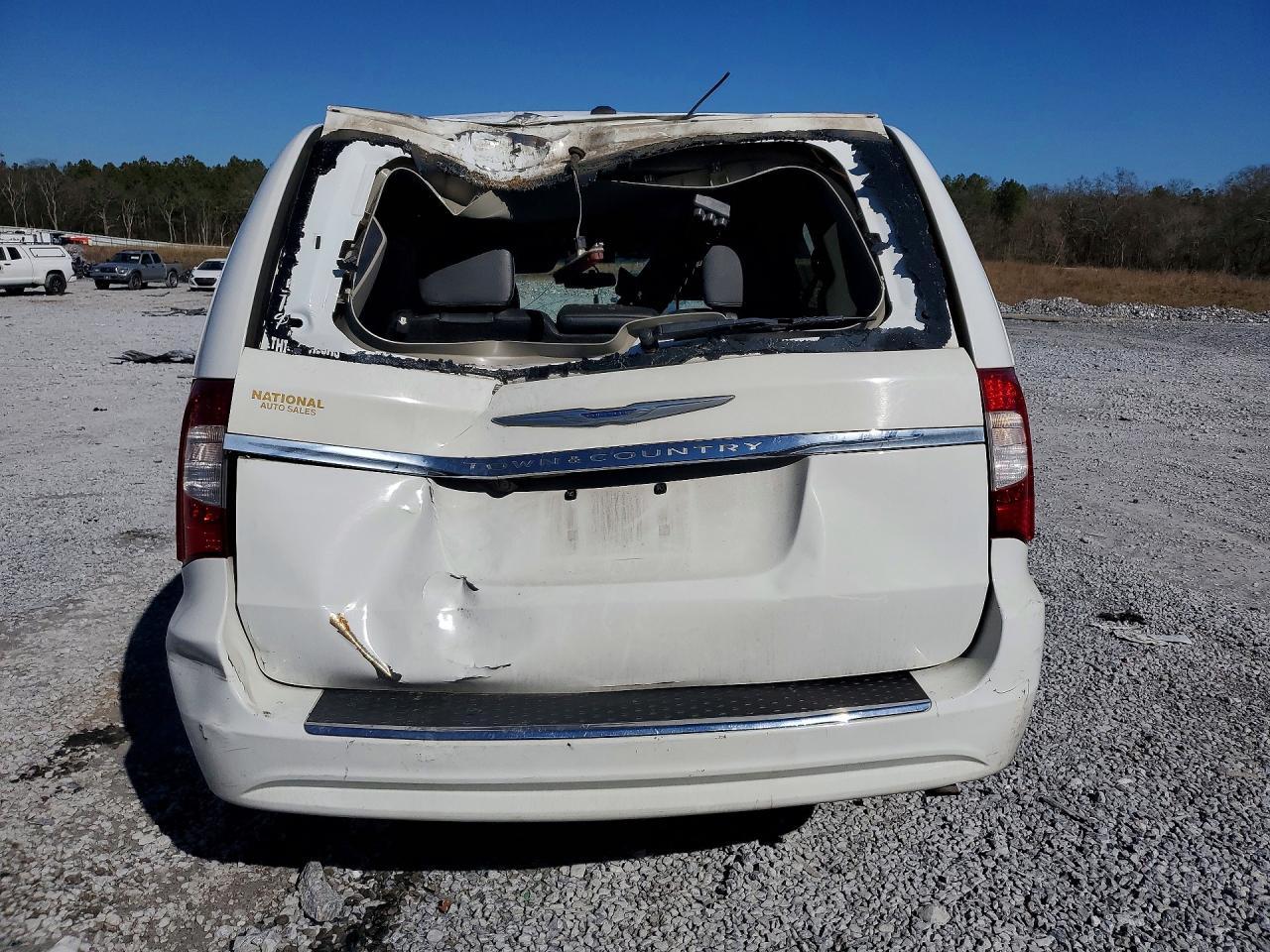 2016 Chrysler Town & Cou - Image 6