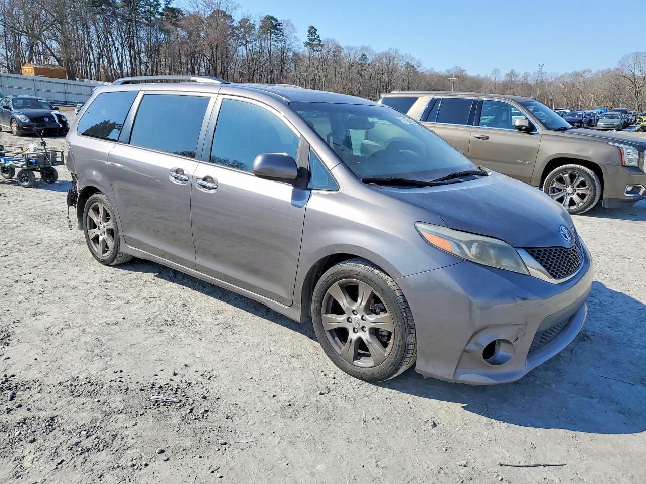 2017 Toyota Sienna Se - Фото 4
