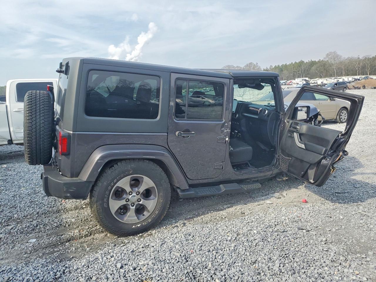 2016 Jeep Wrangler Unlimited Sahara - Image 3