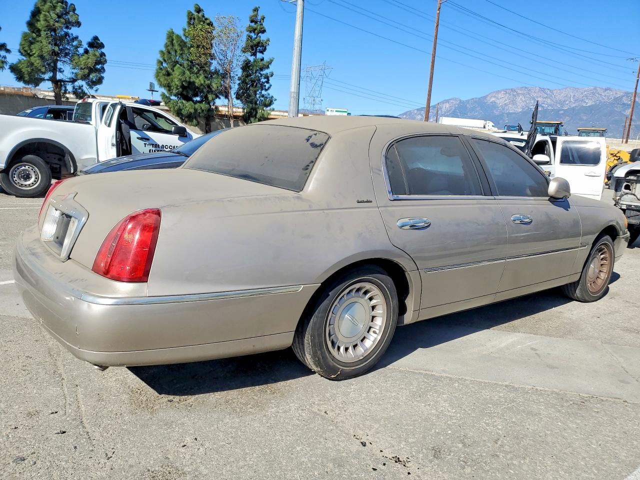 2000 Lincoln Town Car Executive - Фото 3