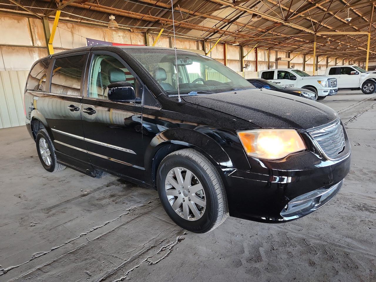 2016 Chrysler Town & Country Touring - Image 4