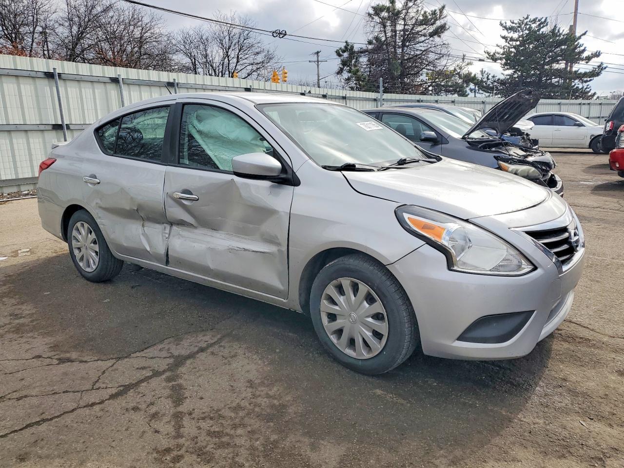 2019 Nissan Versa Sv - Image 4