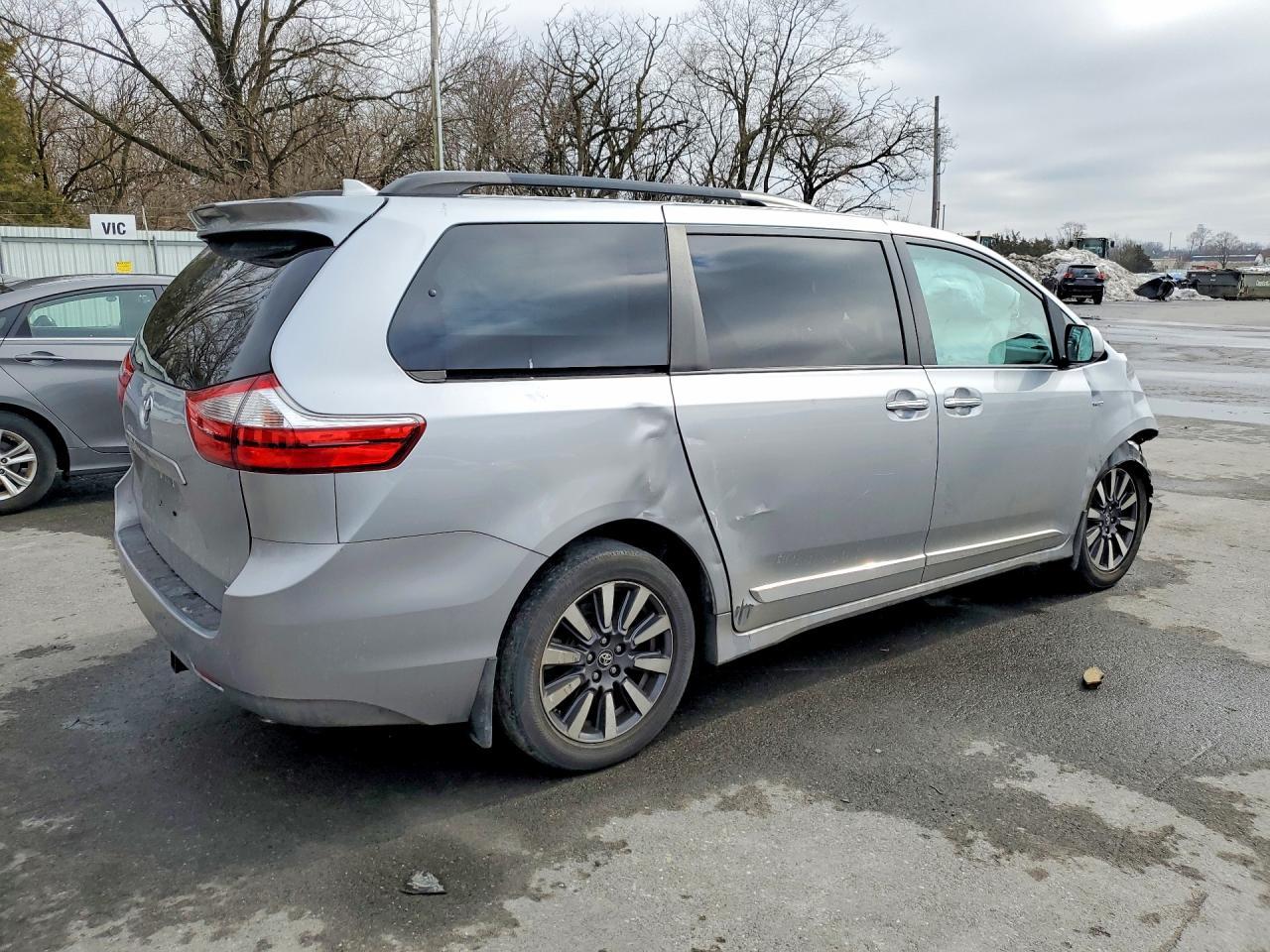 2018 Toyota Sienna - Фото 3