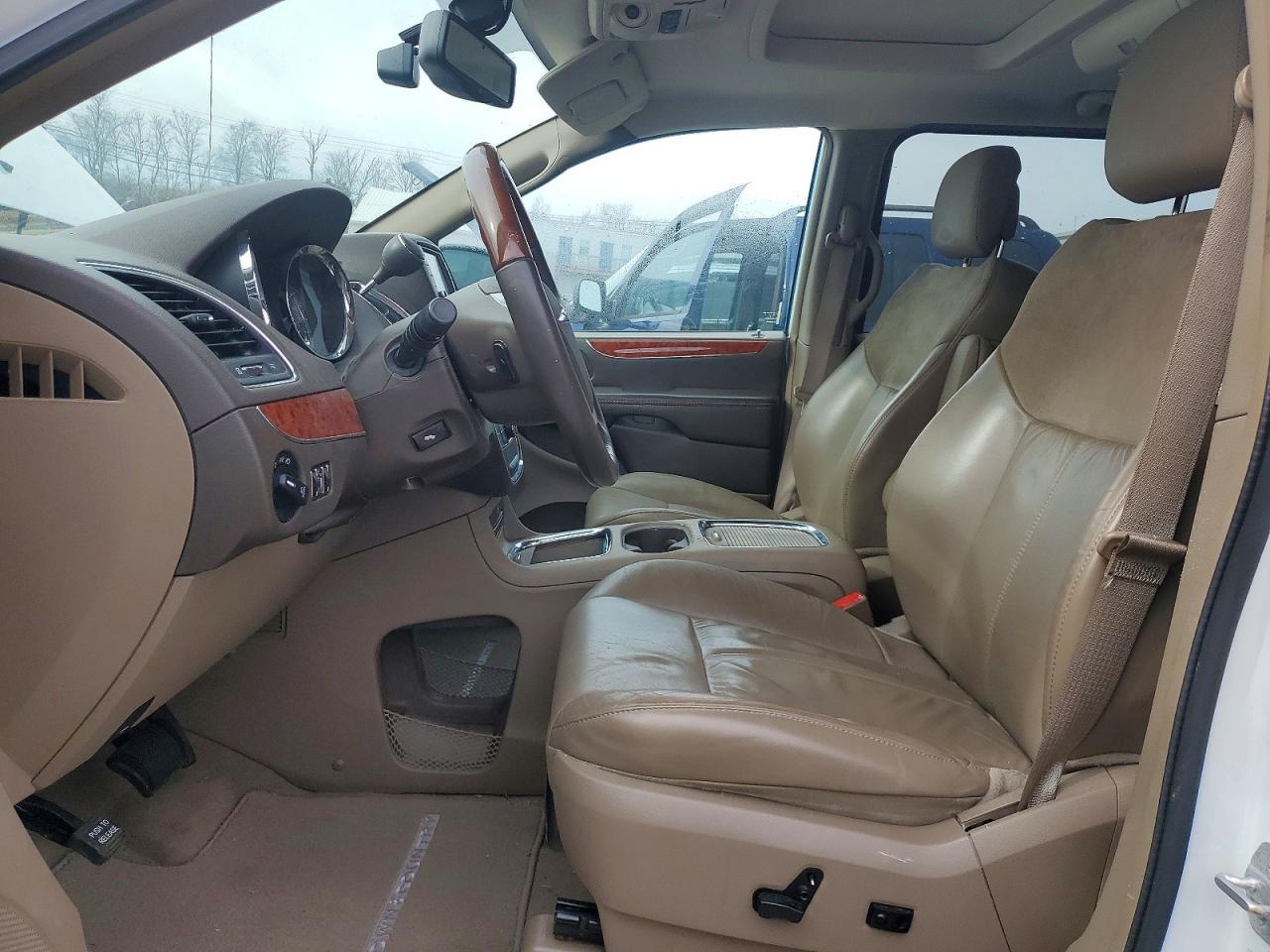 2016 Chrysler Town & Country Limited Platinum - Image 7