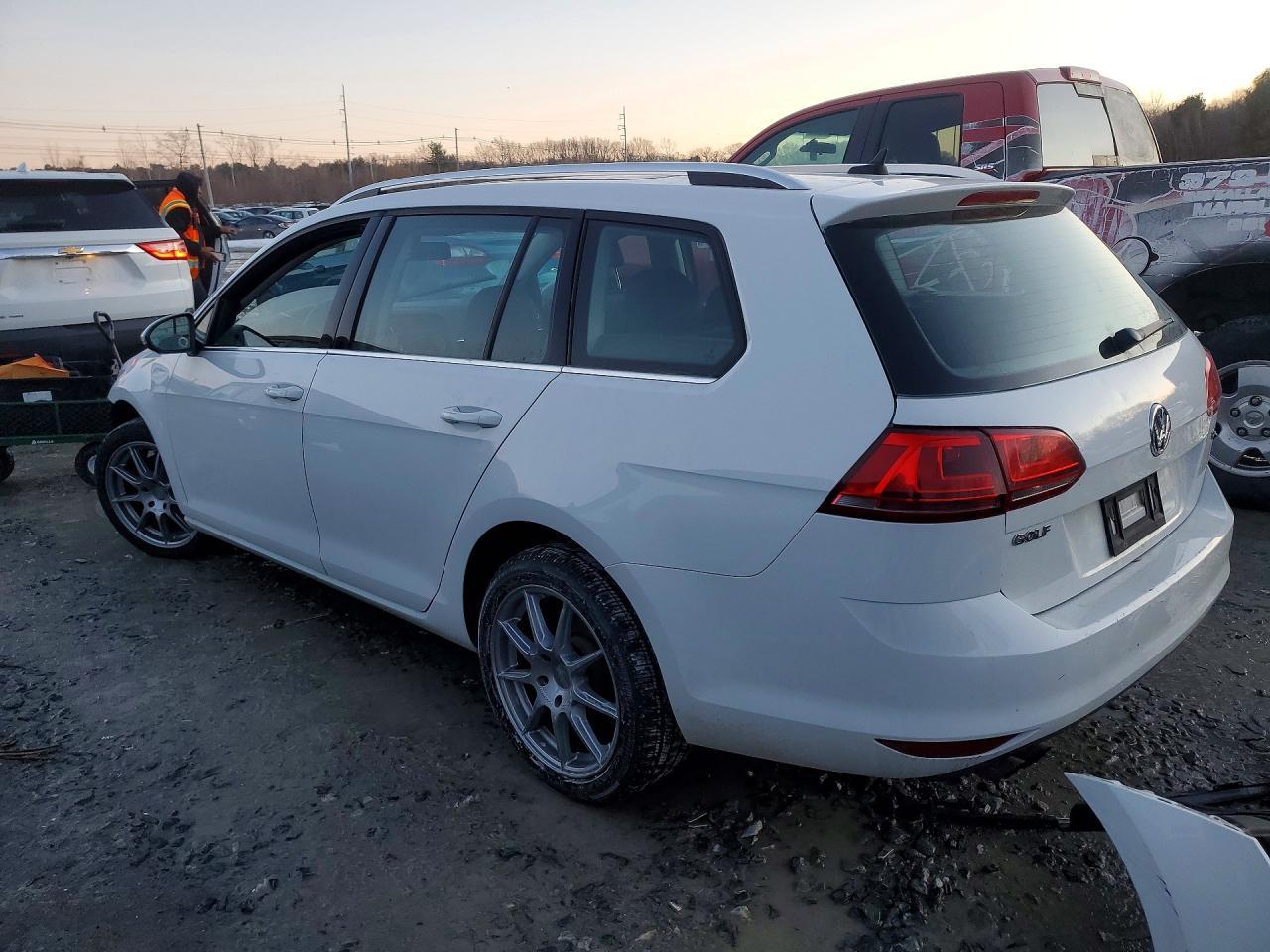2015 Volkswagen Golf Sportwagen S - Фото 2