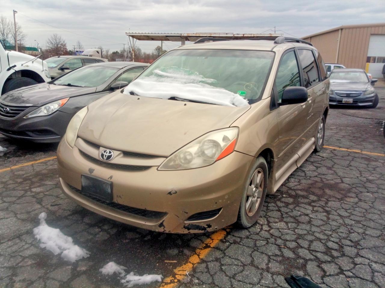 2010 Toyota Sienna Le 8-Passenger - Image 2