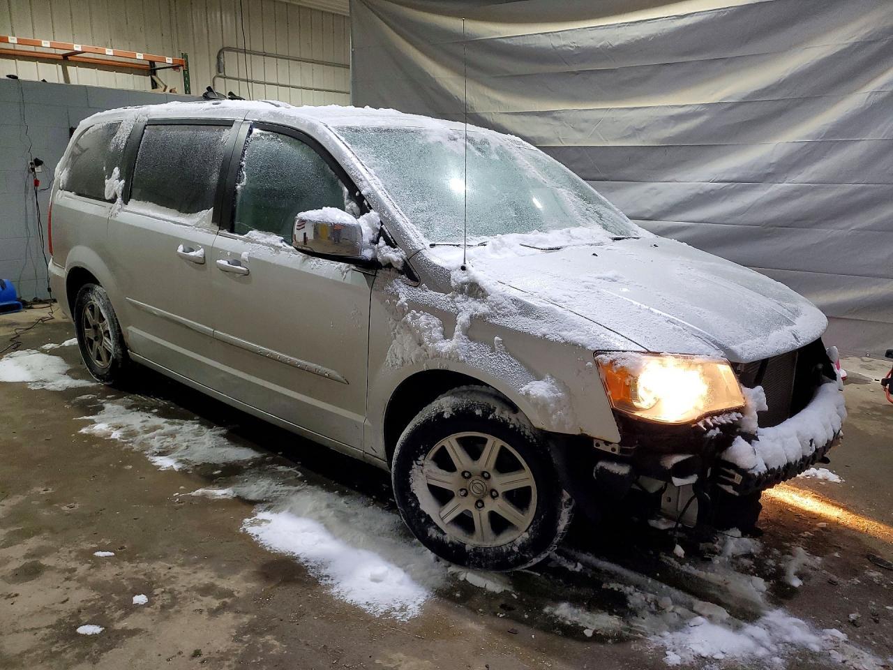 2012 Chrysler Town & Country Touring L - Image 4