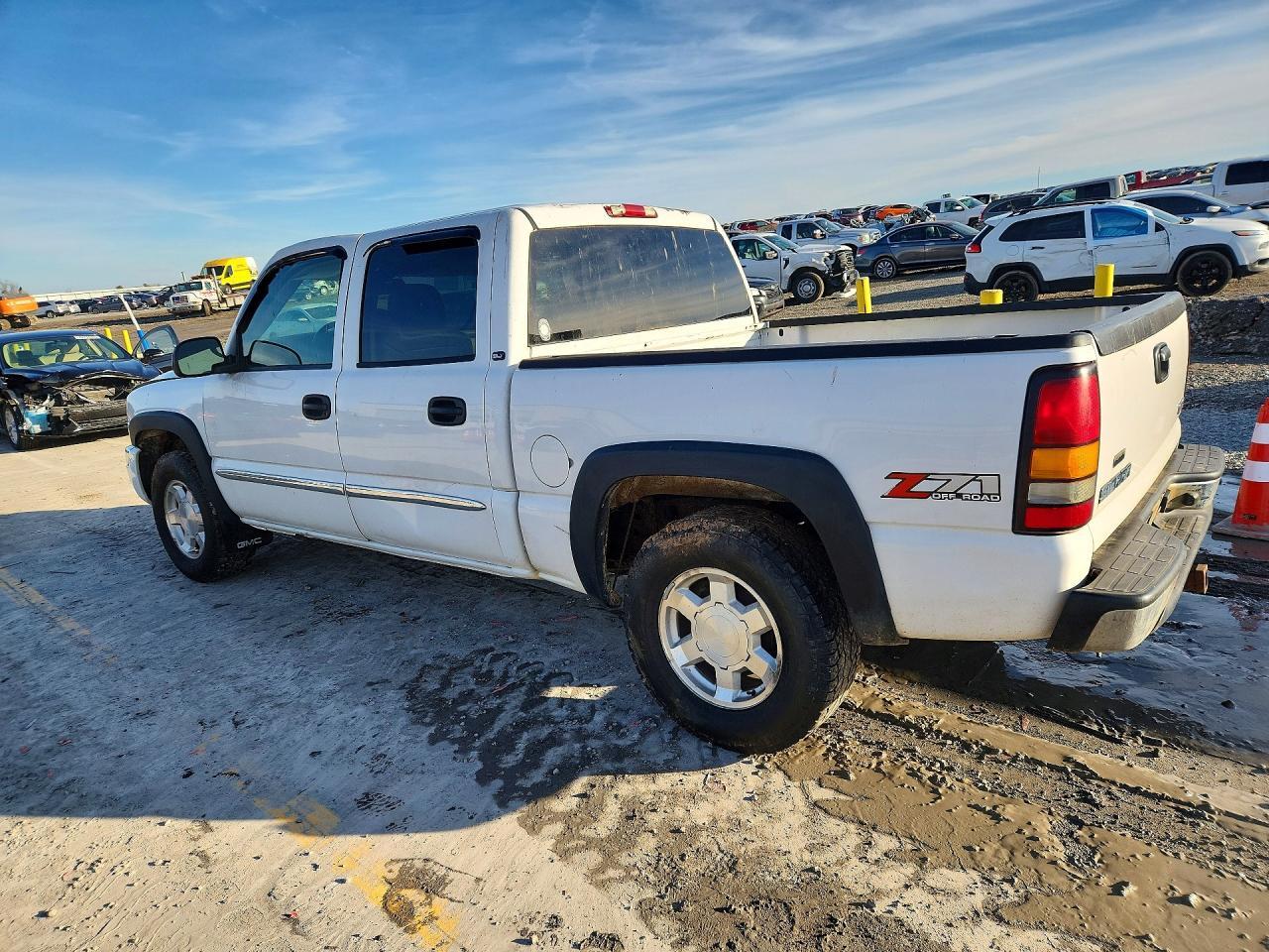 2005 GMC New Sierra K1500 - Image 2